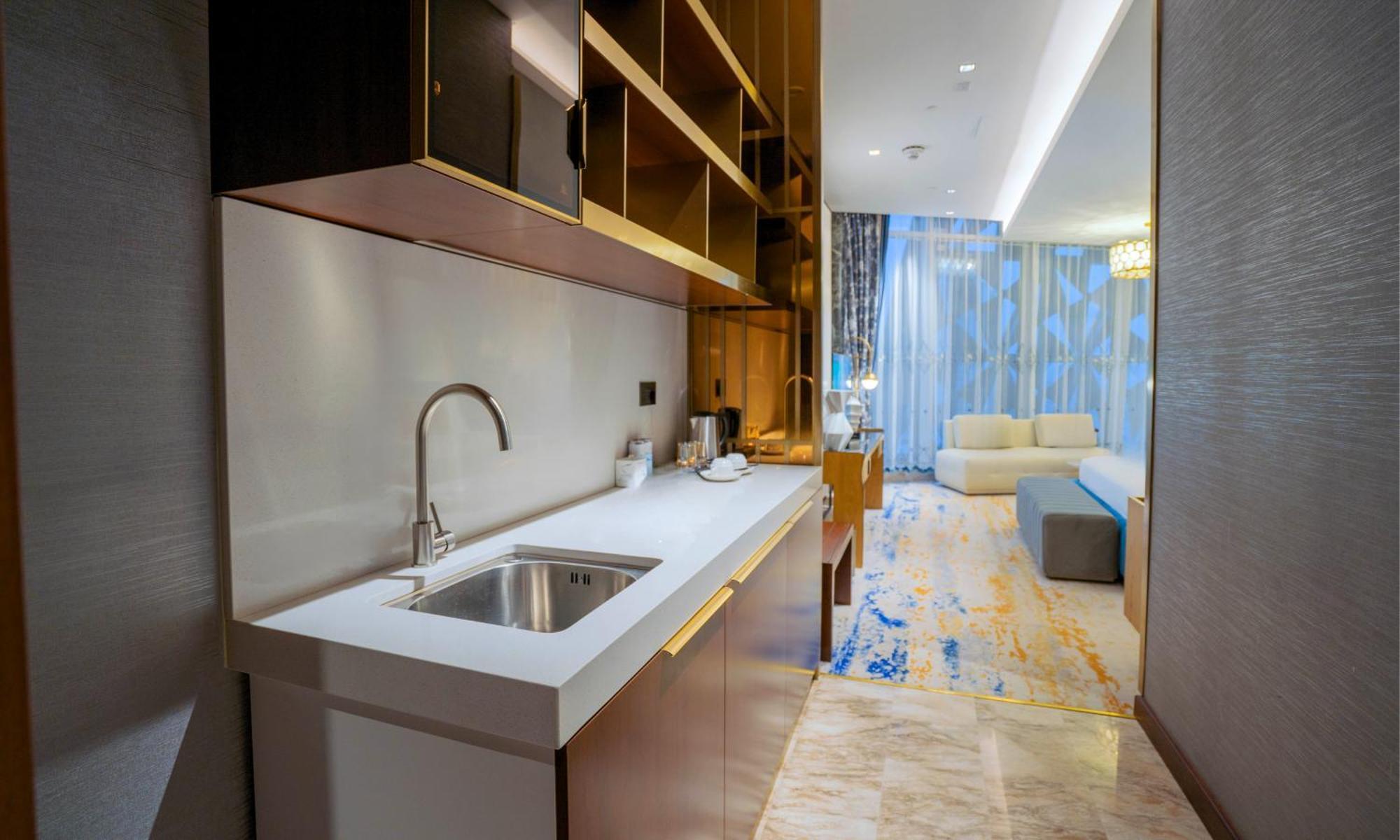 Velero Hotel Doha Lusail מראה חיצוני תמונה A kitchen in a hotel suite