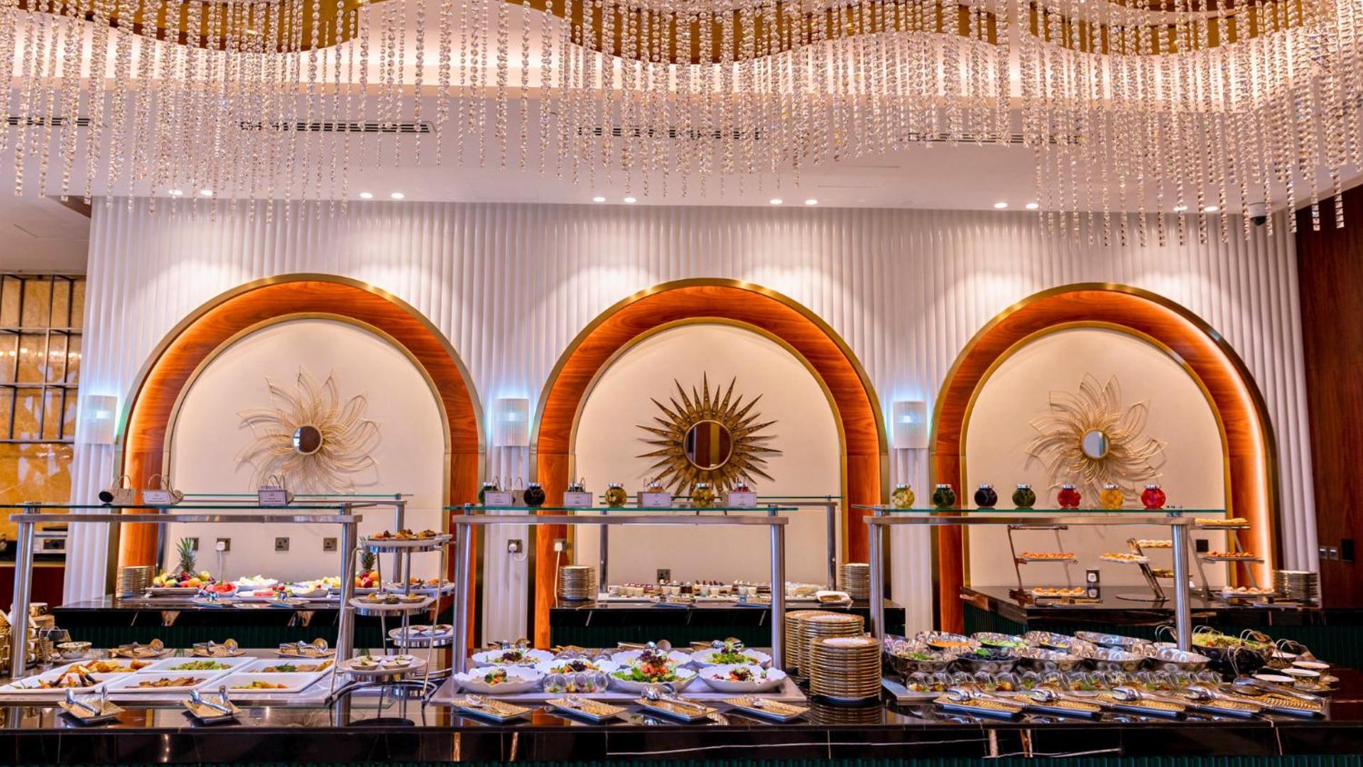 Velero Hotel Doha Lusail מראה חיצוני תמונה The buffet at the Grand Ballroom