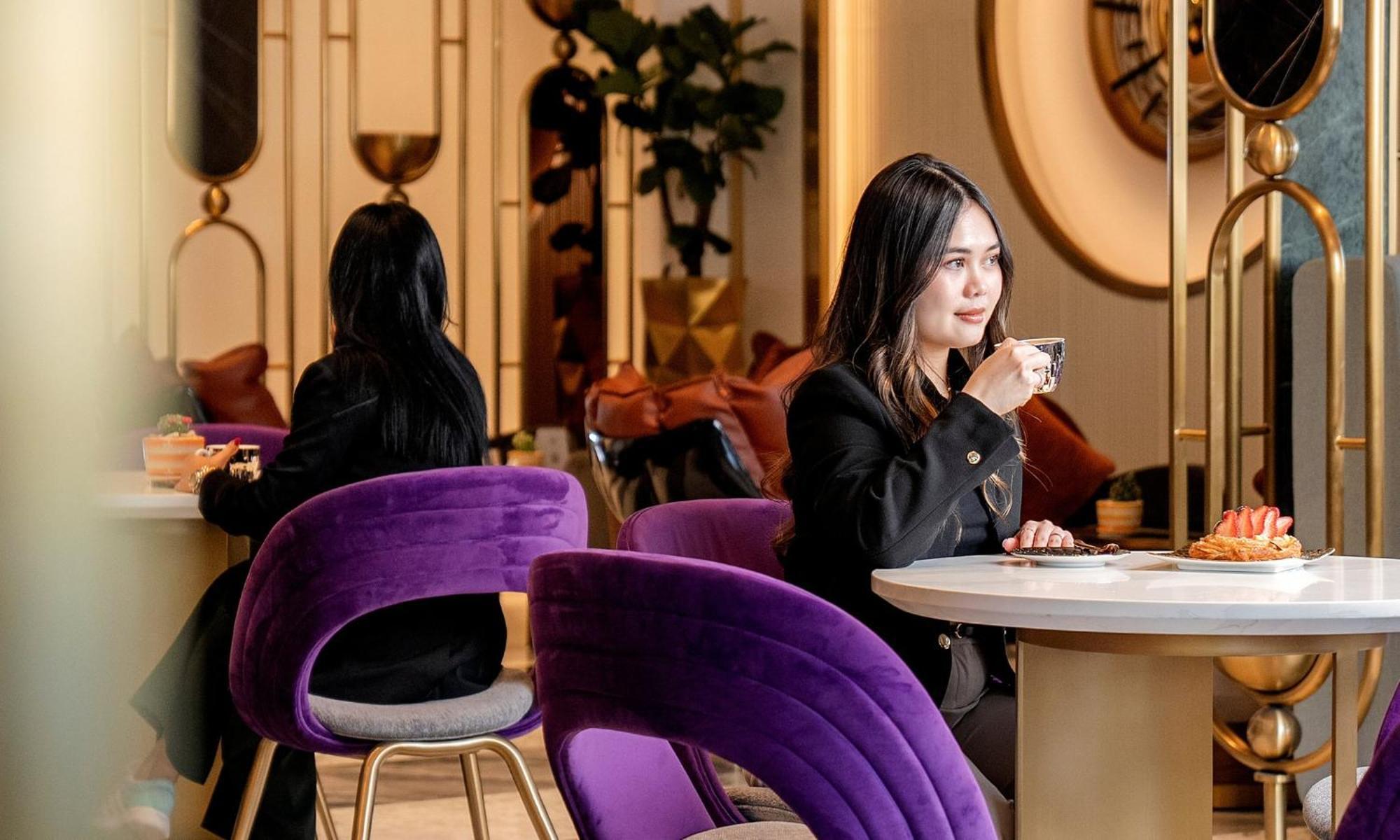 Velero Hotel Doha Lusail מראה חיצוני תמונה A woman in a restaurant