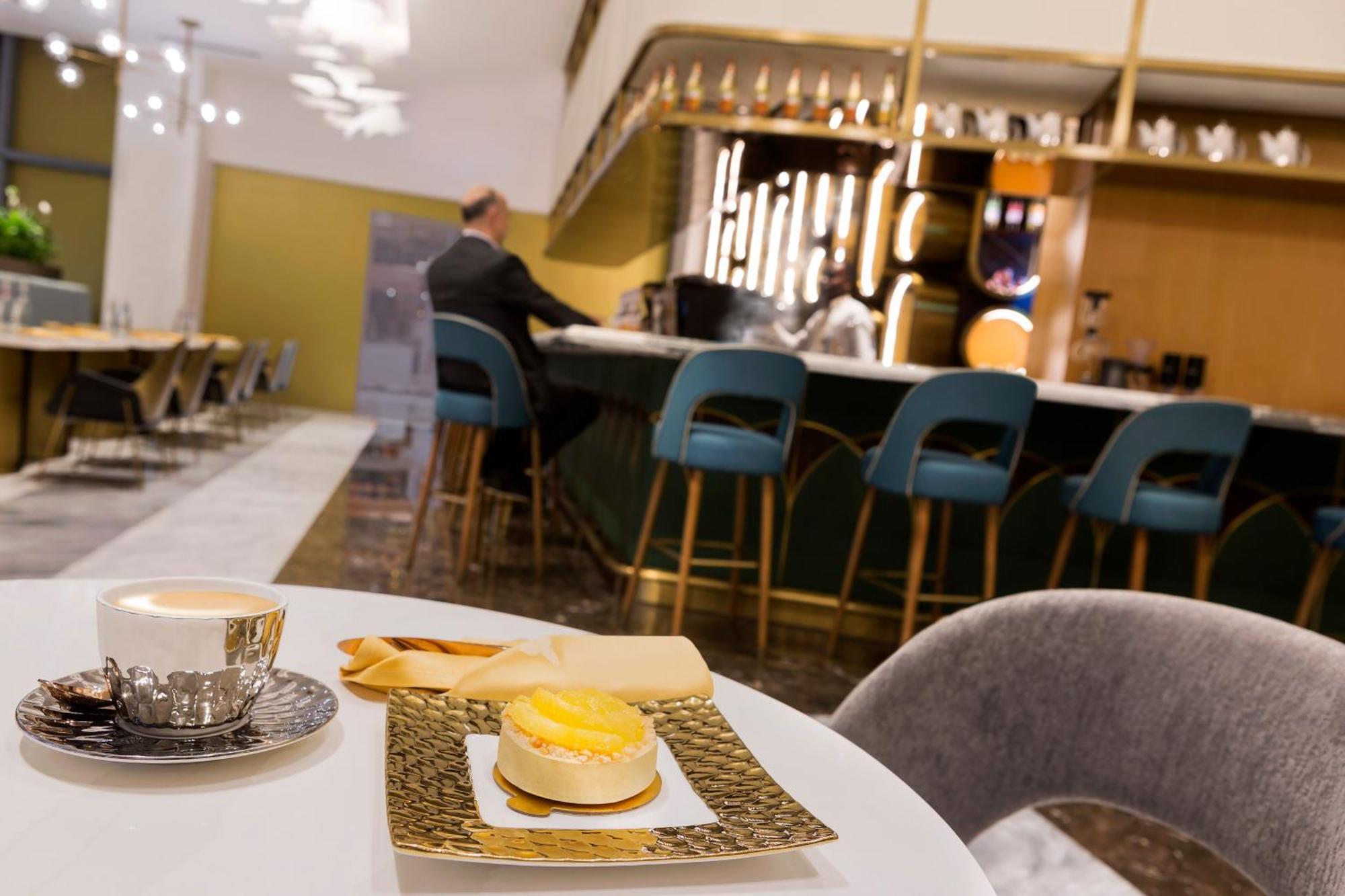 Velero Hotel Doha Lusail מראה חיצוני תמונה The bar at the lounge