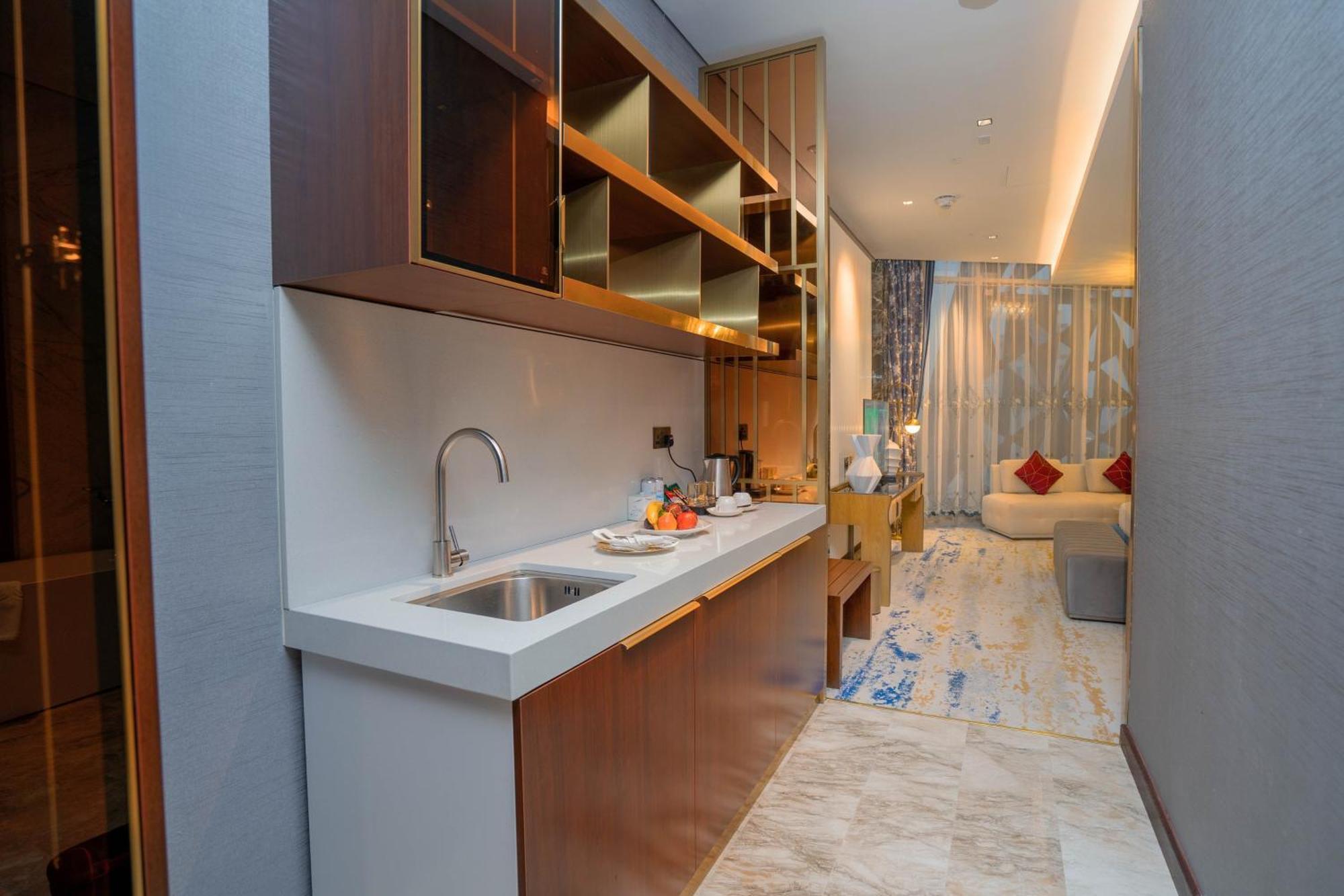 Velero Hotel Doha Lusail מראה חיצוני תמונה A kitchen in a hotel suite