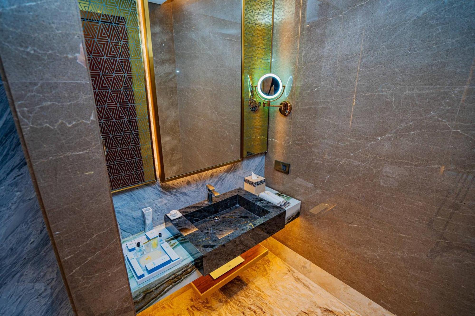 Velero Hotel Doha Lusail מראה חיצוני תמונה Bathroom