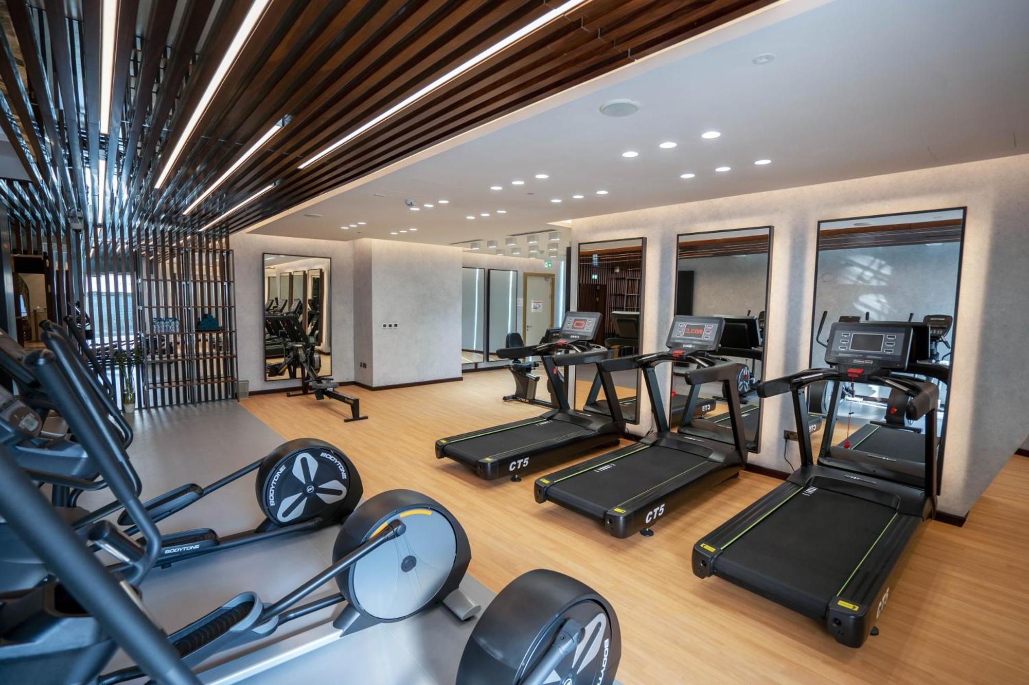 Velero Hotel Doha Lusail מראה חיצוני תמונה The gym at the hotel